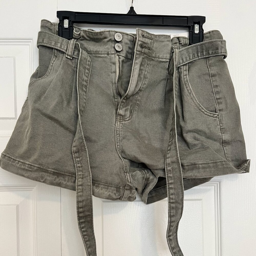 American Eagle Highest Rise Mom Short in Army Green